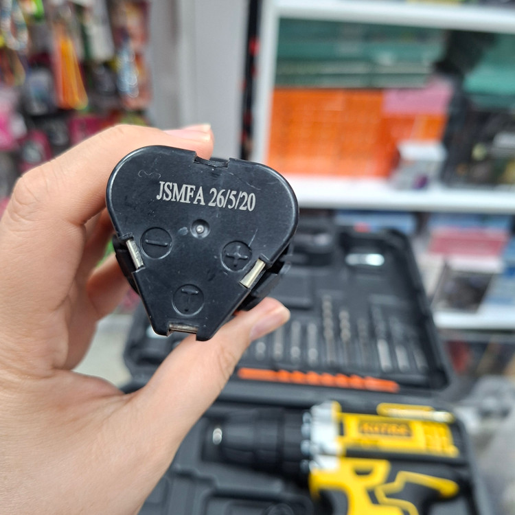 دریل و پیچ گوشتی شارژی دارای دو باتری کاترا KUTRA